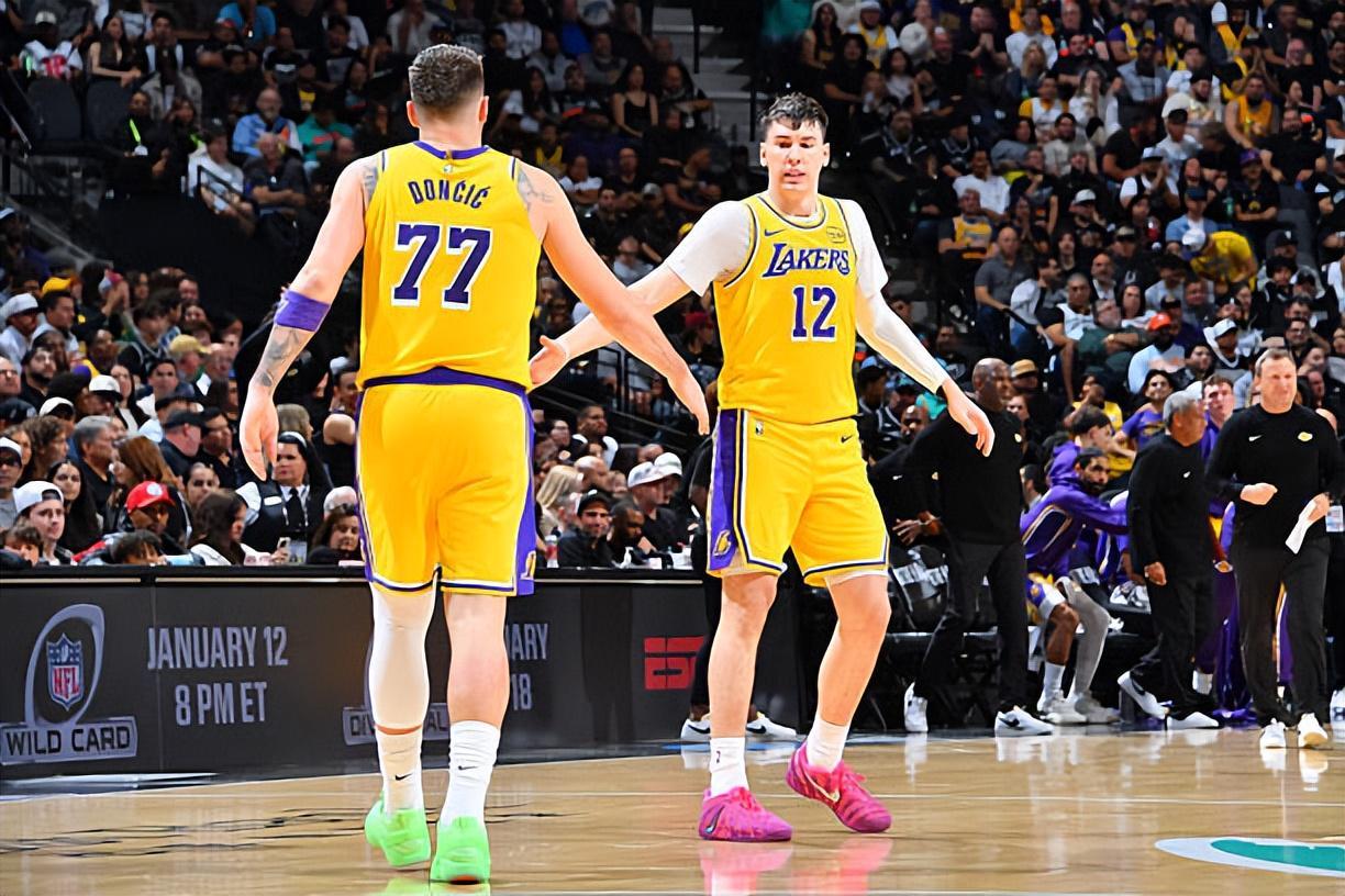 开云体育-又一次打出了灾难表现，湖人锋线新援的状态为什么如此起伏不定？